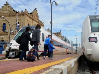 Trenes de media distancia de Renfe en la estación de Huelva