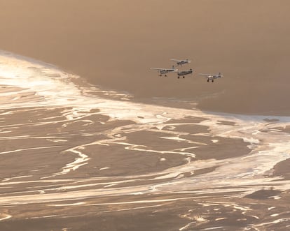 Un grupo de aviones vuela sobre el valle Knik River cerca de Palmer, Alaska. Los vuelos sociales son una forma para que los pilotos jóvenes aprendan de sus amigos más experimentados y al mismo tiempo acumulen las horas que necesitan para certificarse.