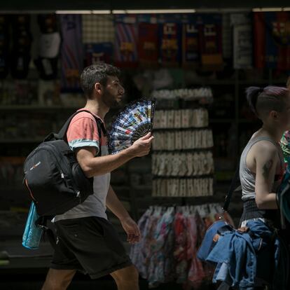 15/06/2022 - Barcelona - Tercer dia de ola de calor en España. En la imagen turistas y vecinos de Barcelona en el centro de la ciudad. Foto: Massimiliano Minocri