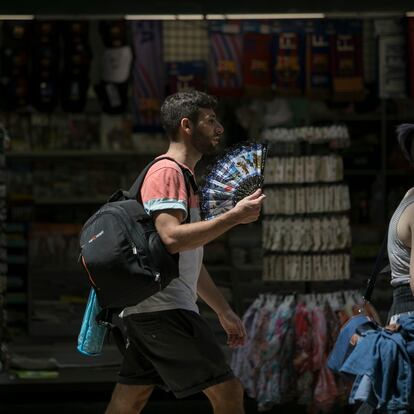 15/06/2022 - Barcelona - Tercer dia de ola de calor en España. En la imagen turistas y vecinos de Barcelona en el centro de la ciudad. Foto: Massimiliano Minocri