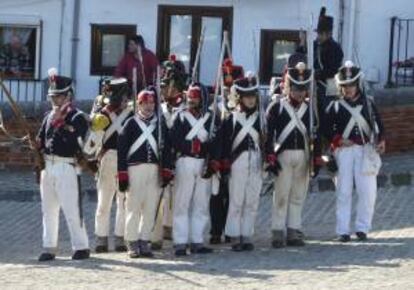 Un momento de la representación de la llegada de las tropas francesas a Castro Urdiales, conocida como la "Francesada" y que ha tenido lugar esta tarde en dicha población cántabra.