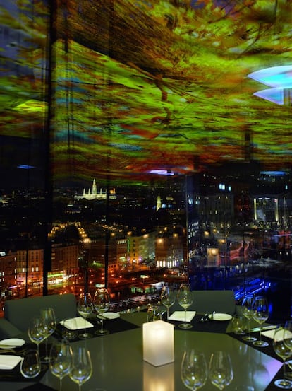 Ubicado en la planta 18 del hotel Stephansdon Vienna (www.sofitel.com), y proyectado como este por Jean Nouvel, cuenta con la intervencin de la artista suiza Pipilotti Rist en los cielos rasos de vdeo que llenan de brillo y color el techo del restaurante. Adems, de noche, es perceptible desde el exterior gracias al acristalado de suelo a techo del local.