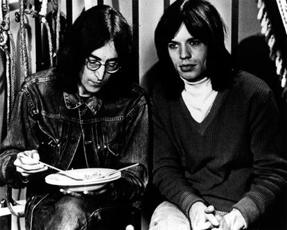 Lennon, junto al cantante de los Stones, Mick Jagger, en 1968. Durante años se estableció una rivalidad entre ambas bandas.