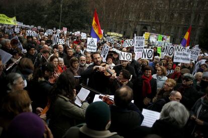 Actuación de un grupo de músicos durante la manifestación en defensa de la sanidad pública en Madrid.