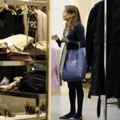 Una mujer en una tienda Zara en Madrid.