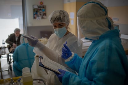 Voluntarios de la ONG Proactiva Open Arms, en la Residencia Geriátrica Redós de Sant Pere de Ribes (Barcelona).