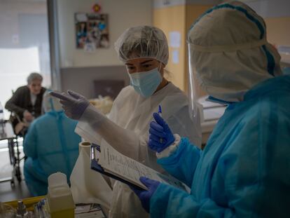 Volunteers from Proactiva Open Arms at a seniors center in Barcelona.