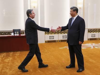 Antony Blinken, secretario de Estado de EE UU, saluda al presidente chino, Xi Jinping, el lunes en el Gran Salón del Pueblo, en Pekín.