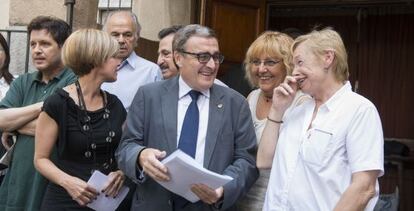 El alcalde de Lleida, &Agrave;ngel Ros, en el centro. Al fondo, a la izquierda, el cr&iacute;tico Dani Font.  