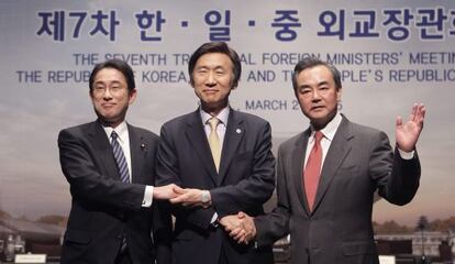 De izquierda a derecha, los ministros de exteriores de Japón, Corea del Sur y China, este sábado en Seúl.