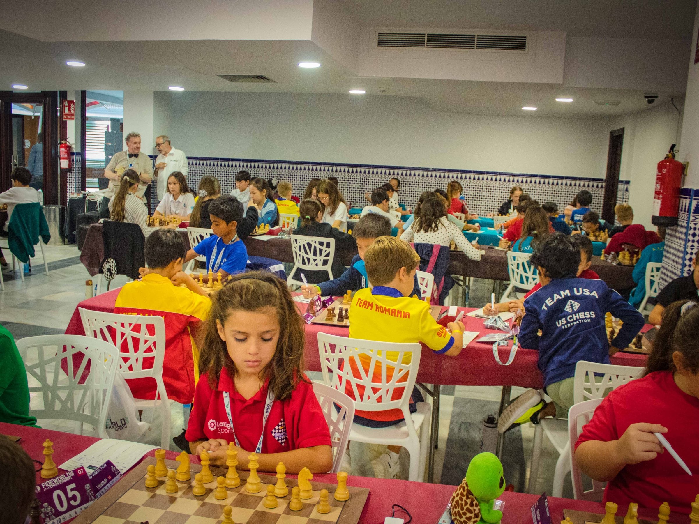 Vista general de una de las salas de los Mundiales de ajedrez (sub-7 a sub-17) en Roquetas de Mar (Almería)