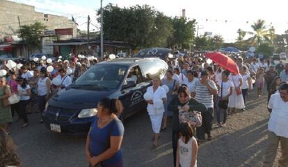 Funeral por el sacerdote asesinado en Ciudad Altamirano en 2014.