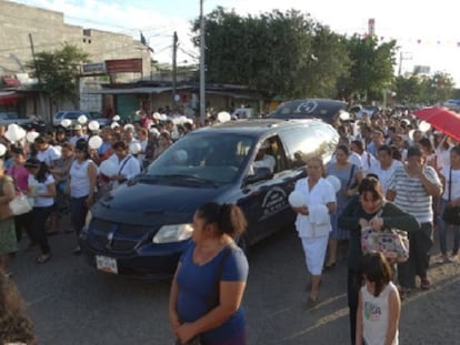 Funeral por el sacerdote asesinado en Ciudad Altamirano en 2014.