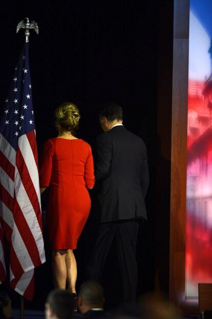 Ann y Mitt Romney abandonan el escenario tras admitir su derrota.