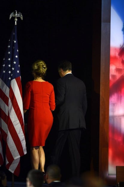 Ann y Mitt Romney abandonan el escenario tras admitir su derrota.