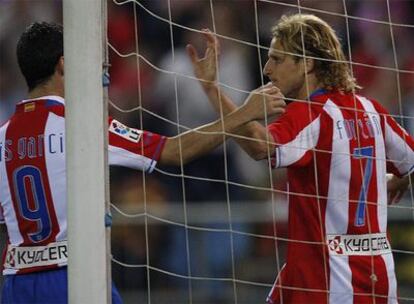 Luis García felicita a Forlán tras conseguir uno de sus goles.