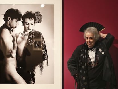 Colita en La Pedrera, delante de la fotograf&iacute;a &#039;Oca&ntilde;a y su amigo Camilo&#039;, de 1977. 