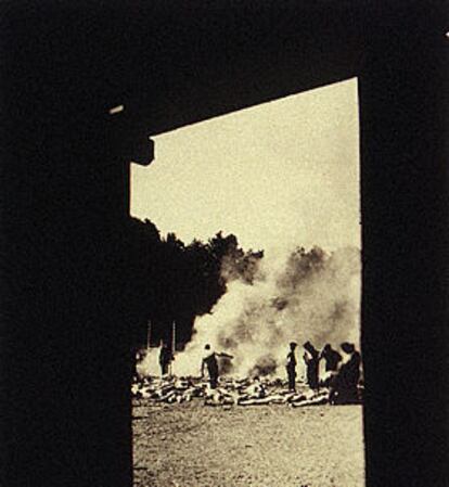 Fotografía realizada en 1944 de forma clandestina por un miembro de la resistencia polaca en Auschwitz desde el interior de una cámara de gas con escenas de la cremación de los cuerpos.