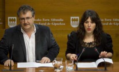 El diputado Juan Carlos Alduntzin junto a la portavoz foral de Gipuzkoa, Larraitz Ugarte.