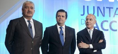 El presidente de Endesa, Borja Prado (c), junto al consejero delegado, José Bogas (i), y el consejero delegado de Enel, Francesco Starace, en la última junta.