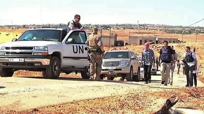 Imagen de un v&iacute;deo difundido por Naciones Unidas muestra a la misi&oacute;n de observadores en su visita el viernes al sitio de la masacre en Al Qubeir.
 