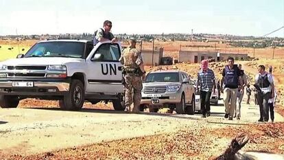 Imagen de un vídeo difundido por Naciones Unidas muestra a la misión de observadores en su visita el viernes al sitio de la masacre en Al Qubeir.