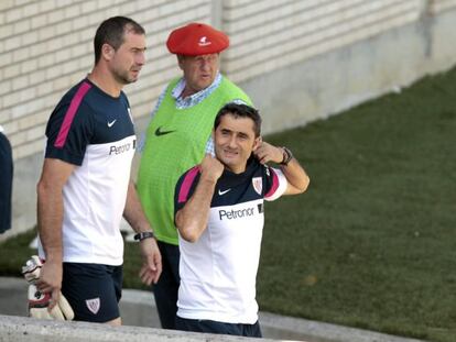 Ernesto Valverde, durante el entrenamiento del Athletic en Lezama.