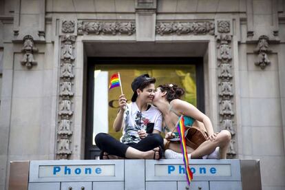Una pareja durante el orgullo gay en la ciudad de Nueva York.