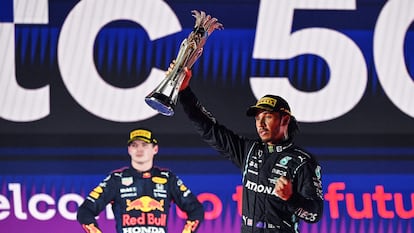 Lewis Hamilton levanta el trofeo de campeón de la carrera de este pasado domingo, con Verstappen a la izquierda.