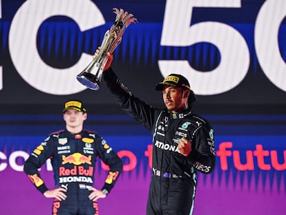 Lewis Hamilton levanta el trofeo de campeón de la carrera de este pasado domingo, con Verstappen a la izquierda.