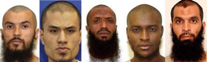 Desde la izquierda, los presos de Guantánamo Mahbub Rahman, Abd al Rahim Abdul, Ahmad Muhaman Yaqub, Mohamedu Ould Salahi, Mohamed Tahamatan y Yusuf Abkir Salih al-Qaran.