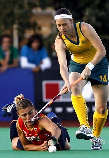 La española Raquel Huertas pelea una pelota con la jugadora australiana Nicole Arrold.