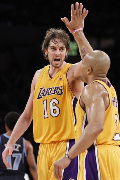 El jugador español celebra una canasta con su compañero Derek Fisher.