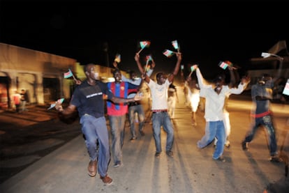 Poco después de las doce de la noche, cuando de manera oficial Sudán del Sur ya se convirtió en un nuevo país, fueron muchos los ciudadanos que salieron a las calles a celebrarlo. En la imágen, danzas en las calles de la ciudad de Juba.