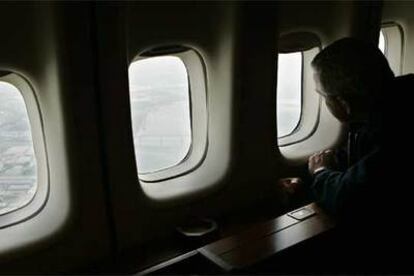 El presidente Bush contempla Nueva Orleans desde el <i>Air Force One</i> para evaluar los daños causados por el huracán Katrina.