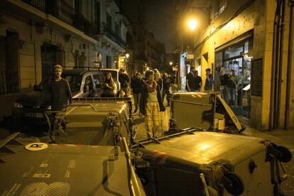 Contenidors bolcats en la tercera jornada de protestes per l'anomenat Banc Expropiat.