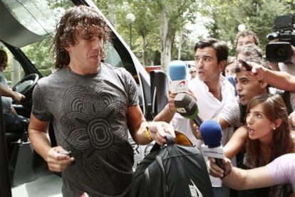 Puyol, a su llegada al hotel de concentración de la selección española, junto al aeropuerto de Madrid-Barajas.