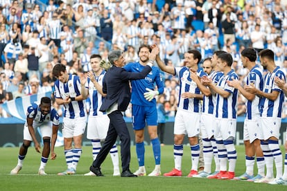 Imanol Alguacil (centro) saluda a sus jugadores tras recibir la insignia de oro y brillantes de mano del presidente del equipo, Jokin Aperribay, antes del partido ante el Girona.
