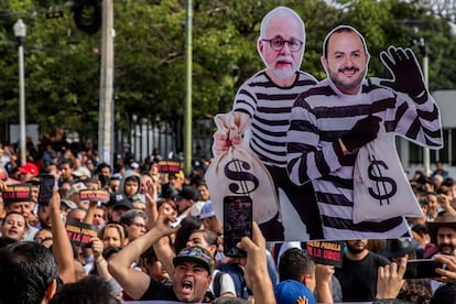 Manifestación a las afueras de la Feria Internacional del Libro en Guadalajara.