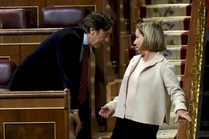 Rafael Hernando (PP) y Ana María Oramas (Coalición Canaria), en el Congreso de los Diputados.