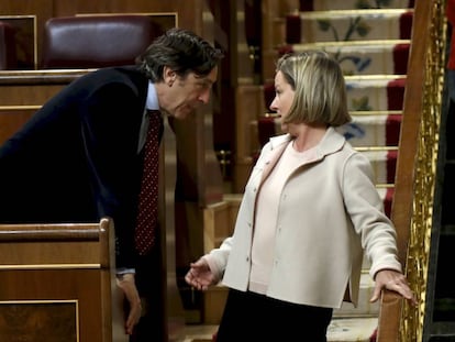 Rafael Hernando (PP) y Ana Mar&iacute;a Oramas (Coalici&oacute;n Canaria), en el Congreso de los Diputados. 