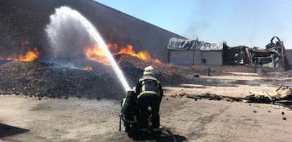 Labores de extinci&oacute;n del incendio en Cubas de la Sagra.