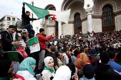Una multitud participa en una protesta contra el presidente argelino Abdelaziz Bouteflika, en Argel.