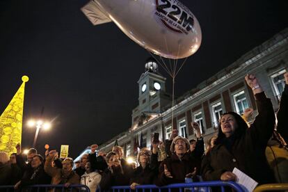 Algunos de los participantes a la manifestación de Madrid en la concentración final que ha tenido lugar en la Puerta del Sol de la capital.