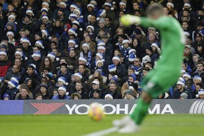 Aficionados del Chelsea durante un partido en fecha navideña.