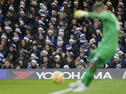 Aficionados del Chelsea durante un partido en fecha navide&ntilde;a.