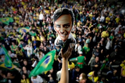 Apoiadores de Bolsonaro celebram a vitória do capitão reformado na avenida Paulista na noite deste domingo, 28 