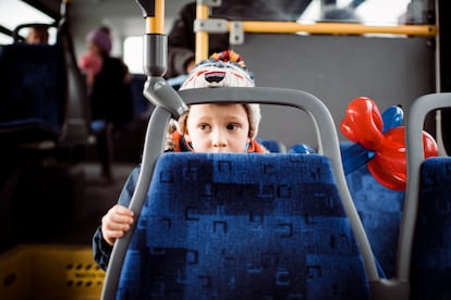 Un menor, sentado en un autobús público.