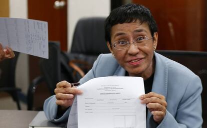 Maria Ressa, muestra un formulario de arresto tras ser detenida este miércoles.