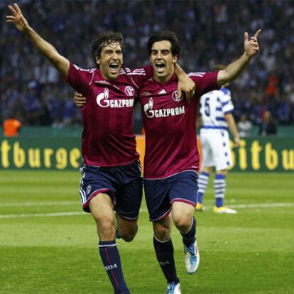 Raúl festeja con Jurado el cuarto gol.